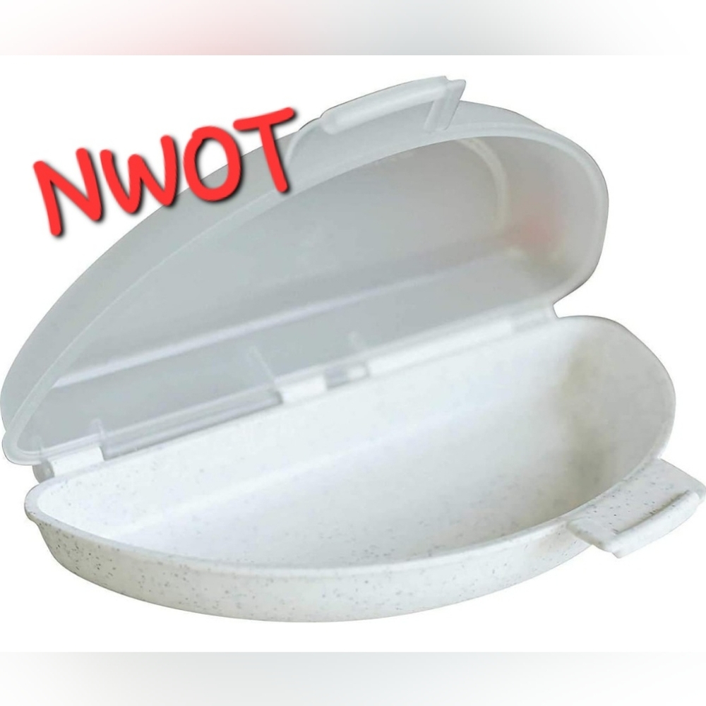 *NWOT* Microwavable Nonstick Omelet Maker